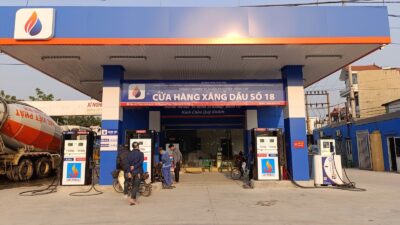 Hình ảnh trạm xăng dầu cung cấp ECODEF AdBlue cho xe tải và xe diesel, hỗ trợ giảm khí thải, đáp ứng tiêu chuẩn Euro 4, Euro 5, Euro 6 và giúp phương tiện dễ dàng vượt đăng kiểm.