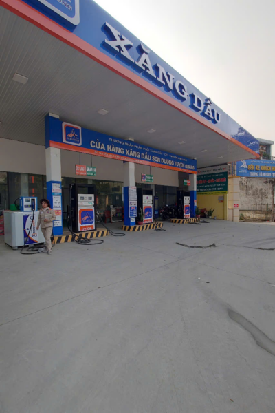 Hình ảnh trạm xăng dầu cung cấp ECODEF AdBlue cho xe tải và xe diesel, hỗ trợ giảm khí thải, đáp ứng tiêu chuẩn Euro 4, Euro 5, Euro 6 và giúp phương tiện dễ dàng vượt đăng kiểm.