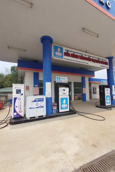 Hình ảnh trạm xăng dầu cung cấp ECODEF AdBlue cho xe tải và xe diesel, hỗ trợ giảm khí thải, đáp ứng tiêu chuẩn Euro 4, Euro 5, Euro 6 và giúp phương tiện dễ dàng vượt đăng kiểm.