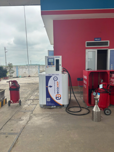 Hình ảnh trạm xăng dầu cung cấp ECODEF AdBlue cho xe tải và xe diesel, hỗ trợ giảm khí thải, đáp ứng tiêu chuẩn Euro 4, Euro 5, Euro 6 và giúp phương tiện dễ dàng vượt đăng kiểm.