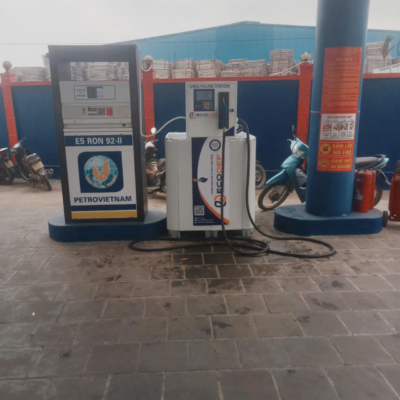 Hình ảnh trạm xăng dầu cung cấp ECODEF AdBlue cho xe tải và xe diesel, hỗ trợ giảm khí thải, đáp ứng tiêu chuẩn Euro 4, Euro 5, Euro 6 và giúp phương tiện dễ dàng vượt đăng kiểm.