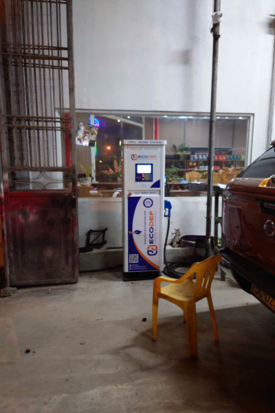 Hình ảnh trạm bơm ECODEF AdBlue tại cửa hàng xăng dầu, cung cấp dung dịch xử lý khí thải diesel đạt chuẩn Euro 4, Euro 5, Euro 6. Giải pháp giúp xe dễ dàng vượt đăng kiểm và bảo vệ môi trường.