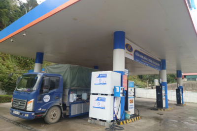 Hình ảnh trạm xăng dầu cung cấp ECODEF AdBlue cho xe tải và xe diesel, hỗ trợ giảm khí thải, đáp ứng tiêu chuẩn Euro 4, Euro 5, Euro 6 và giúp phương tiện dễ dàng vượt đăng kiểm.