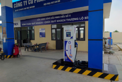 Hình ảnh trạm bơm ECODEF AdBlue tại cửa hàng xăng dầu, cung cấp dung dịch xử lý khí thải diesel đạt chuẩn Euro 4, Euro 5, Euro 6. Giải pháp giúp xe dễ dàng vượt đăng kiểm và bảo vệ môi trường.