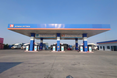 Hình ảnh trạm xăng dầu cung cấp ECODEF AdBlue cho xe tải và xe diesel, hỗ trợ giảm khí thải, đáp ứng tiêu chuẩn Euro 4, Euro 5, Euro 6 và giúp phương tiện dễ dàng vượt đăng kiểm.