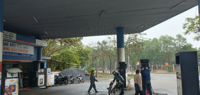 Hình ảnh trạm xăng dầu cung cấp ECODEF AdBlue cho xe tải và xe diesel, hỗ trợ giảm khí thải, đáp ứng tiêu chuẩn Euro 4, Euro 5, Euro 6 và giúp phương tiện dễ dàng vượt đăng kiểm.