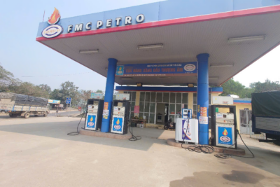 Hình ảnh trạm xăng dầu cung cấp ECODEF AdBlue cho xe tải và xe diesel, hỗ trợ giảm khí thải, đáp ứng tiêu chuẩn Euro 4, Euro 5, Euro 6 và giúp phương tiện dễ dàng vượt đăng kiểm.