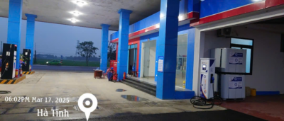 Hình ảnh trạm xăng dầu cung cấp ECODEF AdBlue cho xe tải và xe diesel, hỗ trợ giảm khí thải, đáp ứng tiêu chuẩn Euro 4, Euro 5, Euro 6 và giúp phương tiện dễ dàng vượt đăng kiểm.