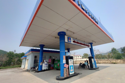 Hình ảnh trạm xăng dầu cung cấp ECODEF AdBlue cho xe tải và xe diesel, hỗ trợ giảm khí thải, đáp ứng tiêu chuẩn Euro 4, Euro 5, Euro 6 và giúp phương tiện dễ dàng vượt đăng kiểm.