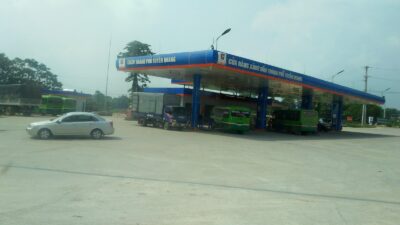 Hình ảnh trạm xăng dầu cung cấp ECODEF AdBlue cho xe tải và xe diesel, hỗ trợ giảm khí thải, đáp ứng tiêu chuẩn Euro 4, Euro 5, Euro 6 và giúp phương tiện dễ dàng vượt đăng kiểm tại Tuyên Quang