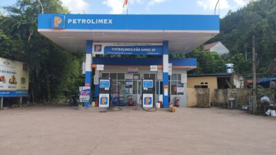 Hình ảnh trạm xăng dầu cung cấp ECODEF AdBlue cho xe tải và xe diesel, hỗ trợ giảm khí thải, đáp ứng tiêu chuẩn Euro 4, Euro 5, Euro 6 và giúp phương tiện dễ dàng vượt đăng kiểm.