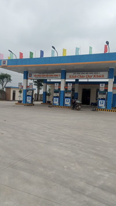 Hình ảnh trạm xăng dầu cung cấp ECODEF AdBlue cho xe tải và xe diesel, hỗ trợ giảm khí thải, đáp ứng tiêu chuẩn Euro 4, Euro 5, Euro 6 và giúp phương tiện dễ dàng vượt đăng kiểm.