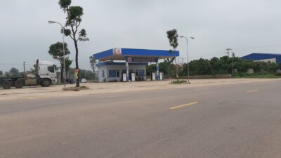 Hình ảnh trạm xăng dầu cung cấp ECODEF AdBlue cho xe tải và xe diesel, hỗ trợ giảm khí thải, đáp ứng tiêu chuẩn Euro 4, Euro 5, Euro 6 và giúp phương tiện dễ dàng vượt đăng kiểm.