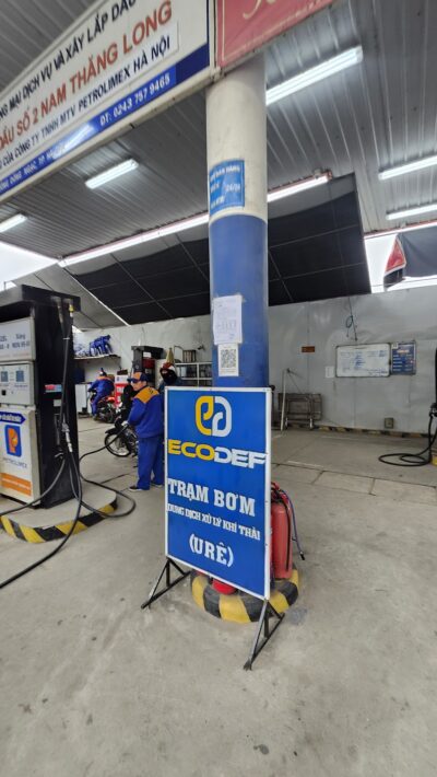 Hình ảnh trạm xăng dầu cung cấp ECODEF AdBlue cho xe tải và xe diesel, hỗ trợ giảm khí thải, đáp ứng tiêu chuẩn Euro 4, Euro 5, Euro 6 và giúp phương tiện dễ dàng vượt đăng kiểm.