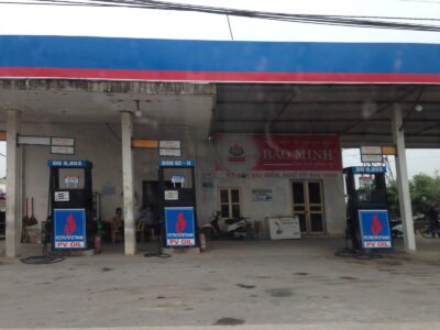 Hình ảnh trạm xăng dầu cung cấp ECODEF AdBlue cho xe tải và xe diesel, hỗ trợ giảm khí thải, đáp ứng tiêu chuẩn Euro 4, Euro 5, Euro 6 và giúp phương tiện dễ dàng vượt đăng kiểm.