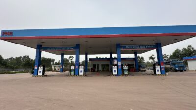 Hình ảnh trạm xăng dầu cung cấp ECODEF AdBlue cho xe tải và xe diesel, hỗ trợ giảm khí thải, đáp ứng tiêu chuẩn Euro 4, Euro 5, Euro 6 và giúp phương tiện dễ dàng vượt đăng kiểm.