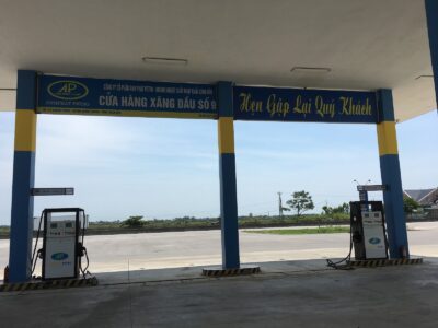 Hình ảnh trạm xăng dầu cung cấp ECODEF AdBlue cho xe tải và xe diesel, hỗ trợ giảm khí thải, đáp ứng tiêu chuẩn Euro 4, Euro 5, Euro 6 và giúp phương tiện dễ dàng vượt đăng kiểm.