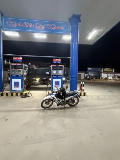 Hình ảnh trạm xăng dầu cung cấp ECODEF AdBlue cho xe tải và xe diesel, hỗ trợ giảm khí thải, đáp ứng tiêu chuẩn Euro 4, Euro 5, Euro 6 và giúp phương tiện dễ dàng vượt đăng kiểm.