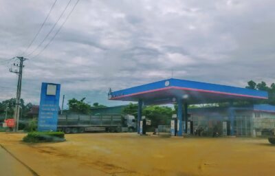 Hình ảnh trạm xăng dầu cung cấp ECODEF AdBlue cho xe tải và xe diesel, hỗ trợ giảm khí thải, đáp ứng tiêu chuẩn Euro 4, Euro 5, Euro 6 và giúp phương tiện dễ dàng vượt đăng kiểm.