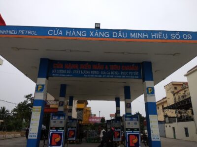 Hình ảnh cửa hàng xăng dầu Minh Hiếu số 09 tại Thanh Hóa có tích hợp trạm bơm dung dịch ECODEF (AdBlue). Đây là giải pháp xử lý khí thải diesel giúp xe đạt tiêu chuẩn Euro 4, Euro 5, Euro 6, phù hợp cho xe tải, xe khách và doanh nghiệp vận tải.
