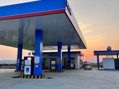 Hình ảnh trạm xăng dầu cung cấp ECODEF AdBlue cho xe tải và xe diesel, hỗ trợ giảm khí thải, đáp ứng tiêu chuẩn Euro 4, Euro 5, Euro 6 và giúp phương tiện dễ dàng vượt đăng kiểm.