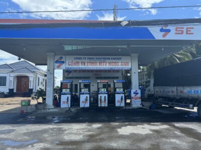 Hình ảnh trạm xăng dầu cung cấp ECODEF AdBlue cho xe tải và xe diesel, hỗ trợ giảm khí thải, đáp ứng tiêu chuẩn Euro 4, Euro 5, Euro 6 và giúp phương tiện dễ dàng vượt đăng kiểm.