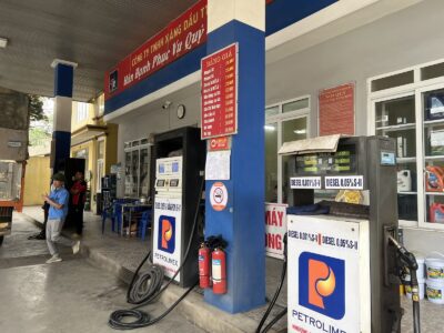 Hình ảnh trạm xăng dầu cung cấp ECODEF AdBlue cho xe tải và xe diesel, hỗ trợ giảm khí thải, đáp ứng tiêu chuẩn Euro 4, Euro 5, Euro 6 và giúp phương tiện dễ dàng vượt đăng kiểm.