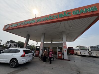 Hình ảnh trạm xăng dầu cung cấp ECODEF AdBlue cho xe tải và xe diesel, hỗ trợ giảm khí thải, đáp ứng tiêu chuẩn Euro 4, Euro 5, Euro 6 và giúp phương tiện dễ dàng vượt đăng kiểm.