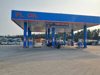 Hình ảnh trạm xăng dầu cung cấp ECODEF AdBlue cho xe tải và xe diesel, hỗ trợ giảm khí thải, đáp ứng tiêu chuẩn Euro 4, Euro 5, Euro 6 và giúp phương tiện dễ dàng vượt đăng kiểm.