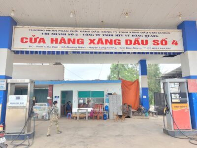 Hình ảnh trạm xăng dầu cung cấp ECODEF AdBlue cho xe tải và xe diesel, hỗ trợ giảm khí thải, đáp ứng tiêu chuẩn Euro 4, Euro 5, Euro 6 và giúp phương tiện dễ dàng vượt đăng kiểm.