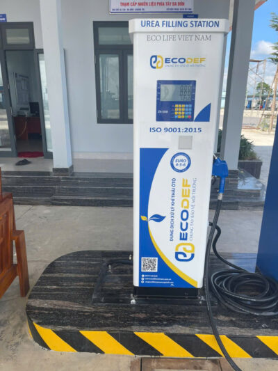 Hình ảnh trạm bơm ECODEF AdBlue tại cửa hàng xăng dầu, cung cấp dung dịch xử lý khí thải diesel đạt chuẩn Euro 4, Euro 5, Euro 6. Giải pháp giúp xe dễ dàng vượt đăng kiểm và bảo vệ môi trường.